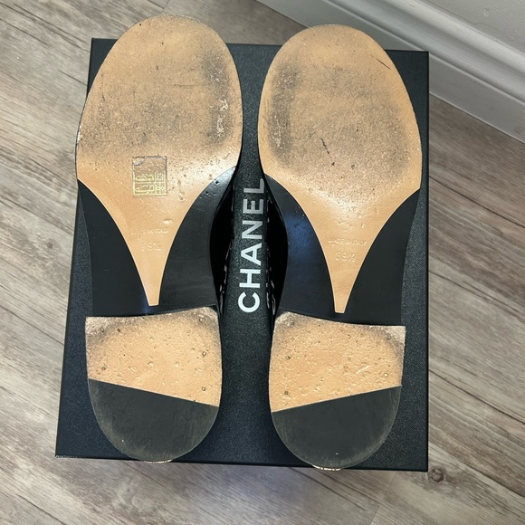 CHANEL Patent Leather Chain Logo Black Loafers – Size 39.5 - Picture 7 of 9